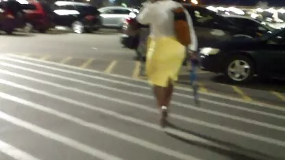 La belleza levantó su falda corta para mostrar su culo que trio sexual casero está tonificado en el parque