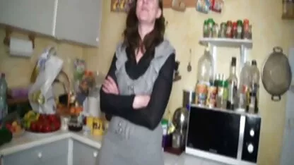 Las parejas de adultos resultó completamente desnuda en la calle después ponrno casero de una fiesta de borrachos