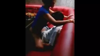 Esta es su esposa - ella le ofrece ver sexo casero a su marido una bebida e inmediatamente le da una nueva Mamada