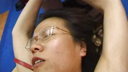 MILF Babe Con grande de silicona Tetas acariciando el Vagina Con sexoanalcasero Un dedo Con Un manicura