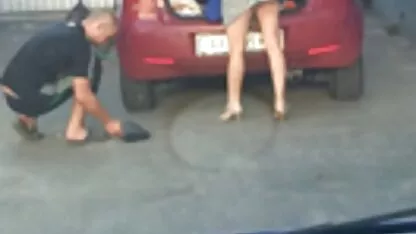 De pelo largo belleza tornillo a sí misma con videos xnos caseros un pepino en ambos agujeros y luego convertirlo en una polla